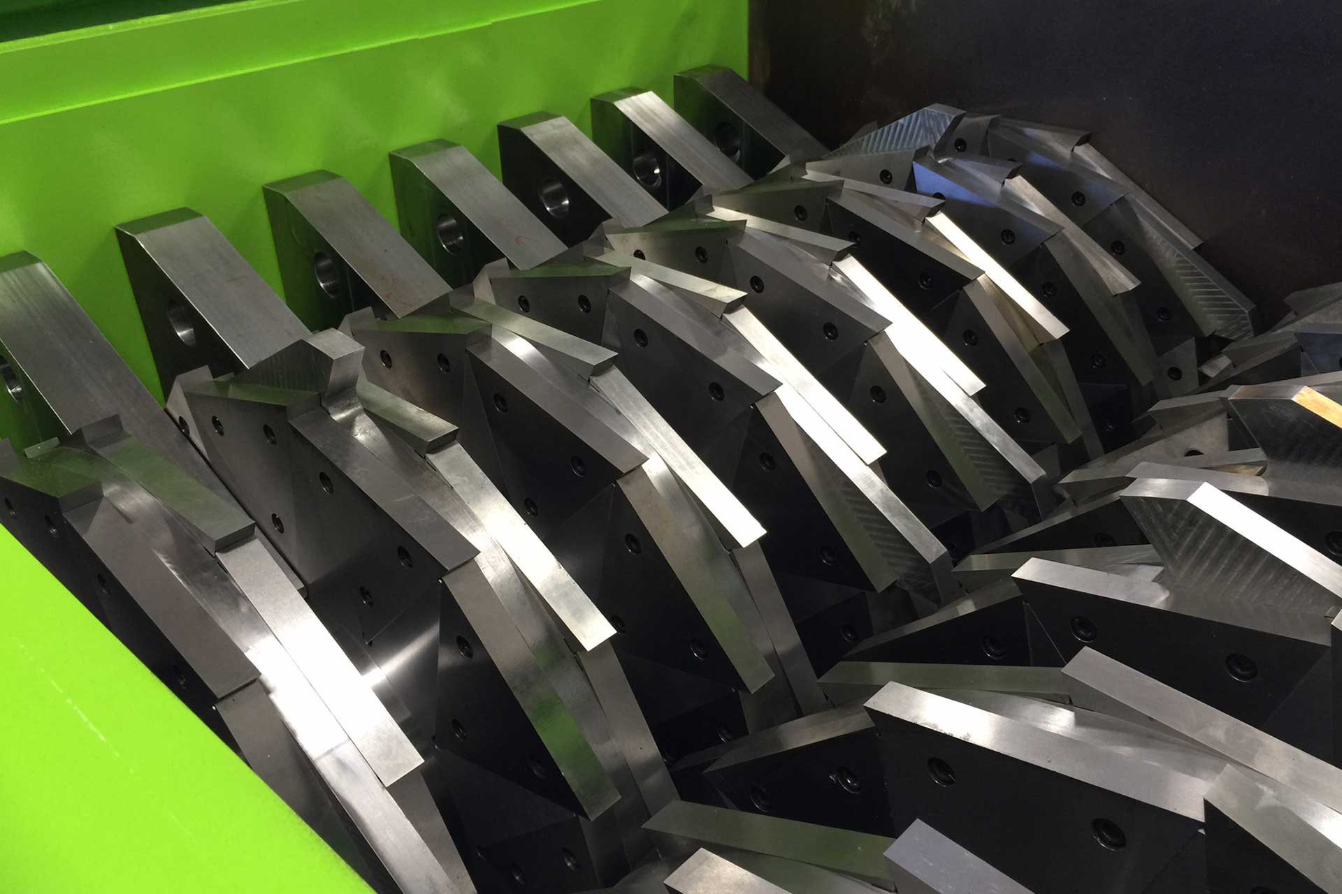 Eco Green Giant Two-Shaft Tire Shredder for Sale in Switzerland